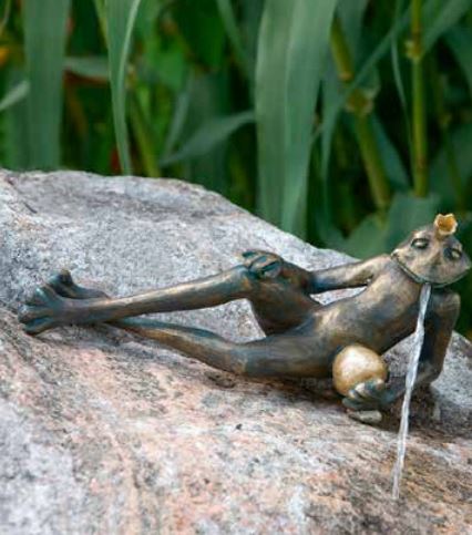 Bronzefigur Wasserspeiend Froschkönig liegend